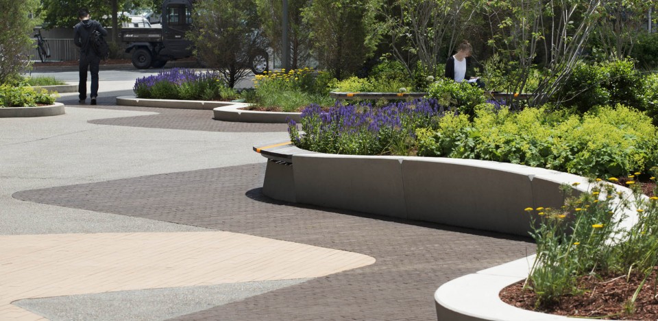 麻省藝術與設計學院宿舍樓前小廣場設計