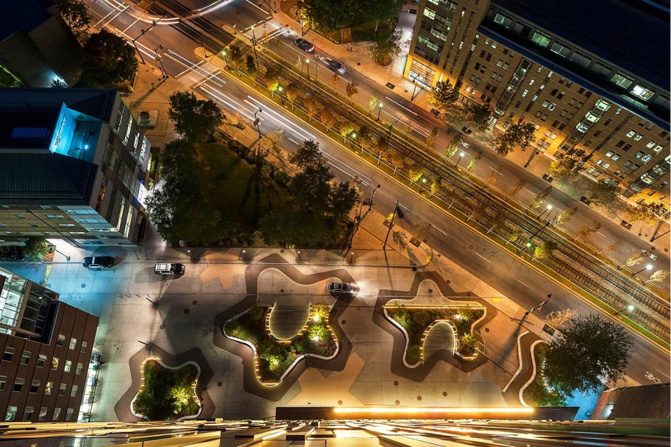 麻省藝術與設計學院宿舍樓前小廣場設計