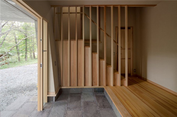 日本：混凝土基座上的林中小屋