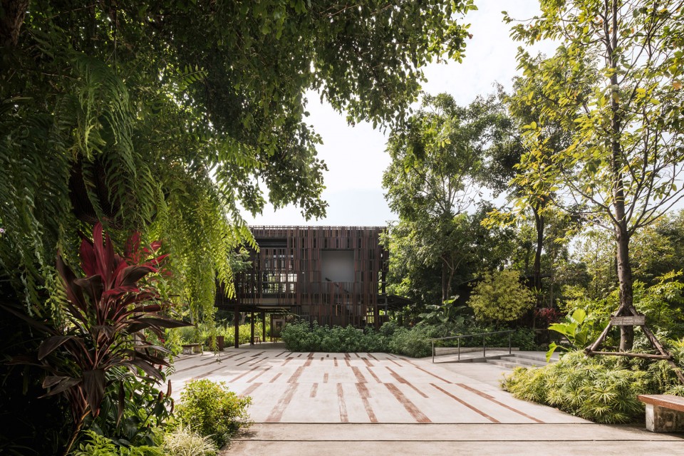 泰國：高速路旁的鄉土風格開放型城市公園