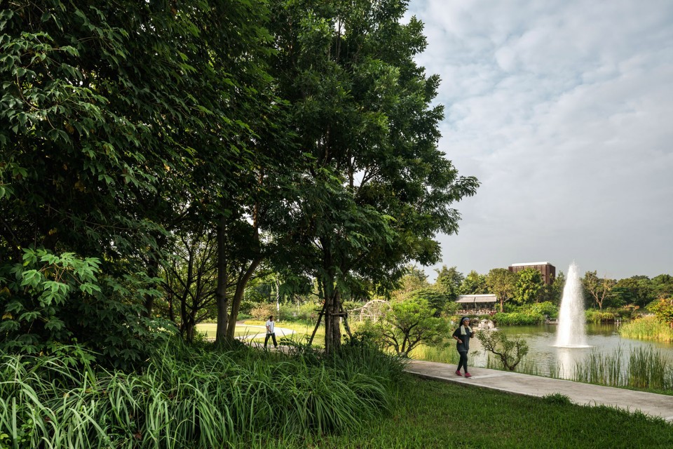 泰國：高速路旁的鄉土風格開放型城市公園