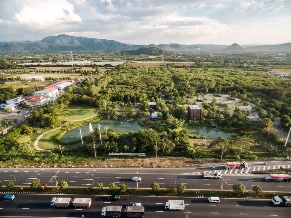 高速路旁的鄉(xiāng)土風(fēng)格開放型城市公園