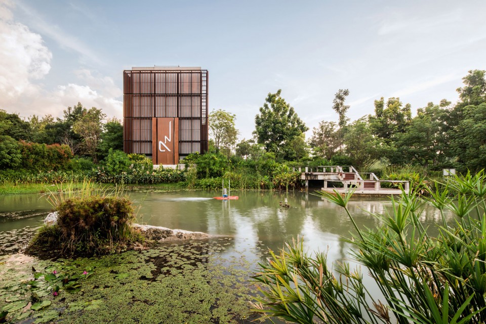 高速路旁的鄉土風格開放型城市公園