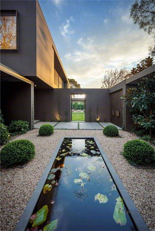 民宿庭院里的清涼水景（組圖）