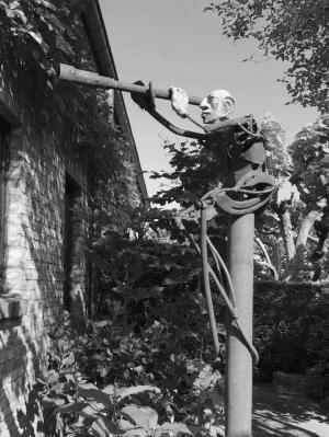 法國的盧克先生打造了一個不打藥的花園