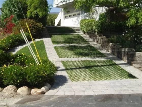 坡地庭院，別具一格的美