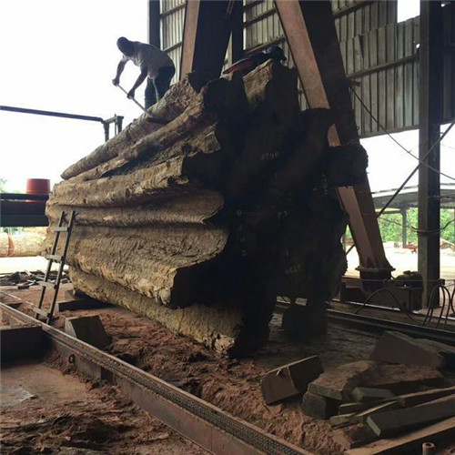 上百年的樹木一朝切割打磨成了高檔家具