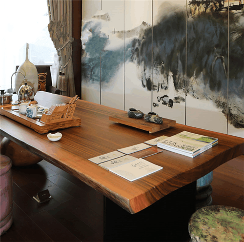 上百年的樹木一朝切割打磨成了高檔家具