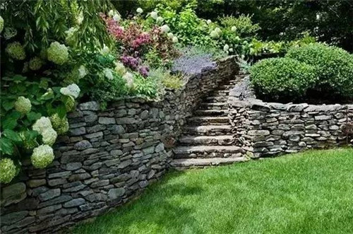 一面石頭墻，美了一個院子