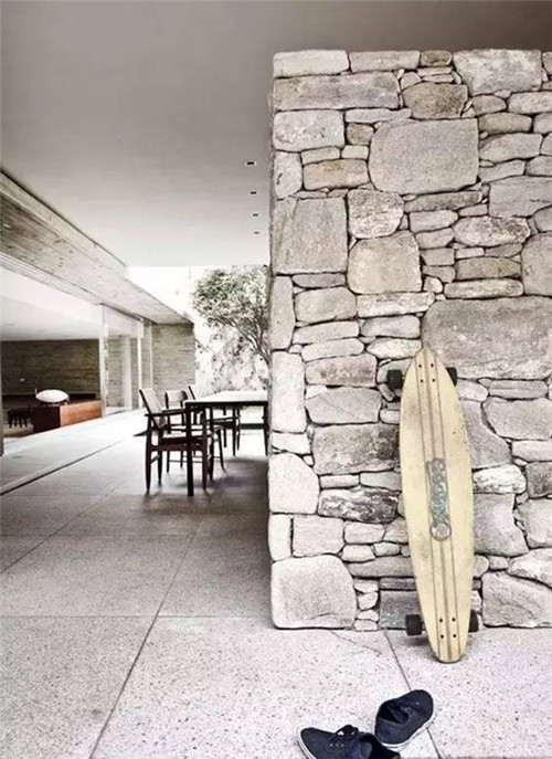 一面石頭墻，美了一個(gè)院子