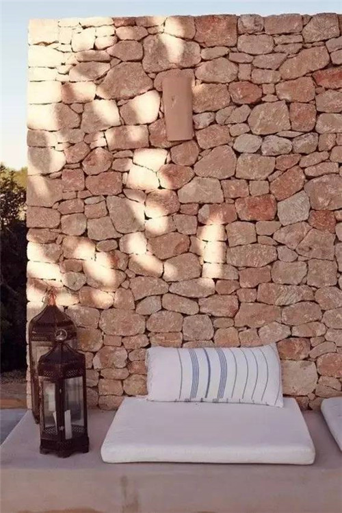 一面石頭墻，美了一個(gè)院子