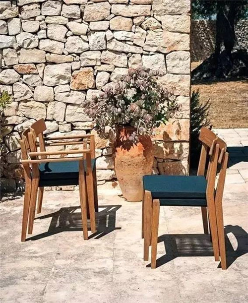 一面石頭墻，美了一個(gè)院子