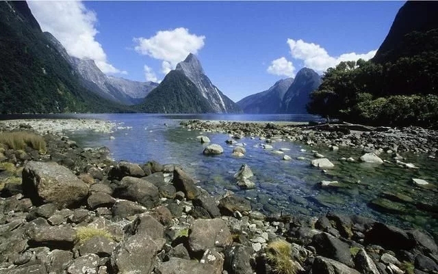 峽灣國家公園,神仙湖水與雪山交相輝映