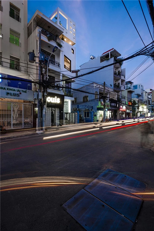 越南胡志明市一座與城市對話的綜合居住建筑