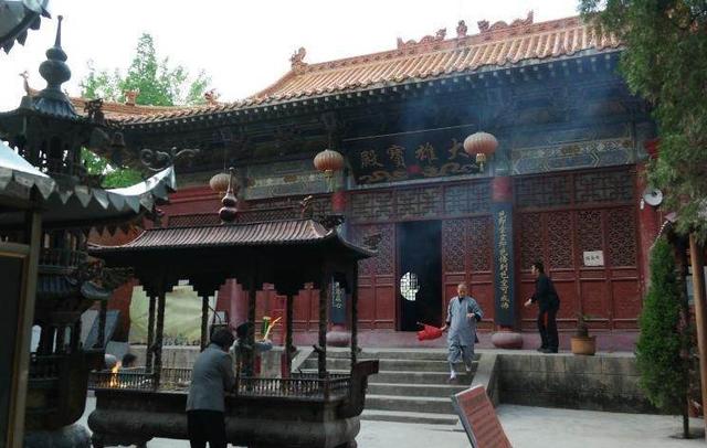 河南千年古寺里的千年古樹仍枝繁葉茂