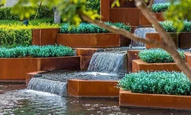 植物與水的搭配讓景觀充滿詩情畫意