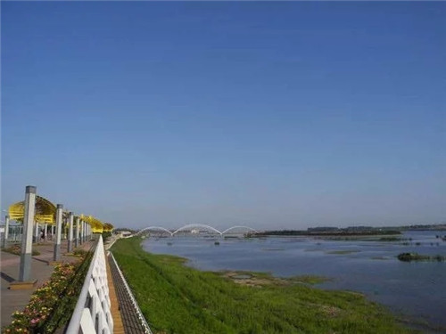 山海關(guān)原生態(tài)自然景觀游人如織的畫廊