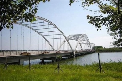 山海關(guān)原生態(tài)自然景觀游人如織的畫廊