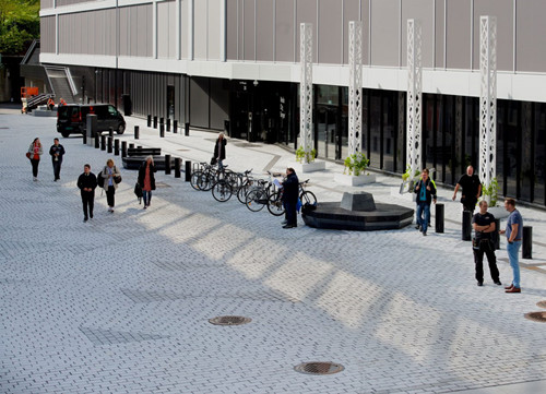 陰暗庭院變身閃亮城市空間——挪威卑爾根Odd Frantzens廣場景觀