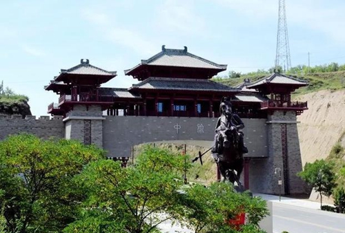 住建部通報甘陜兩縣市斥巨資"造門" 搞形象工程