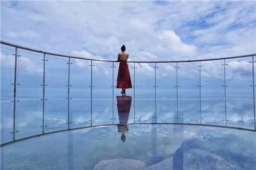 玻璃棧道會吸引你去某個景區(qū)打卡嗎?