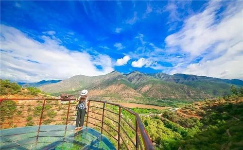 玻璃棧道會吸引你去某個景區(qū)打卡嗎?