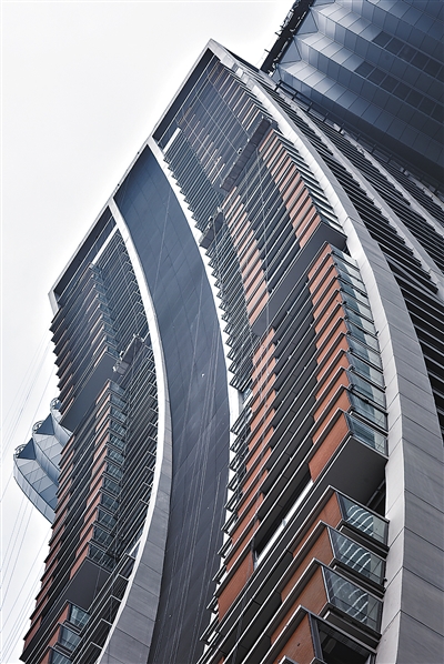 250米高空懸著國內首個橫向摩天樓