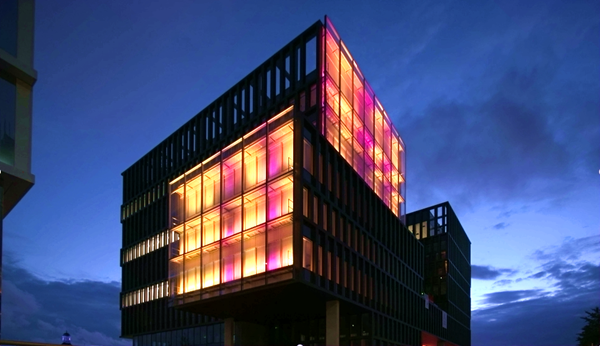 夜間,在城市空間中點燃藝術品