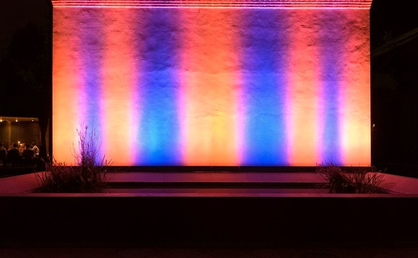 夜間,在城市空間中點燃藝術品