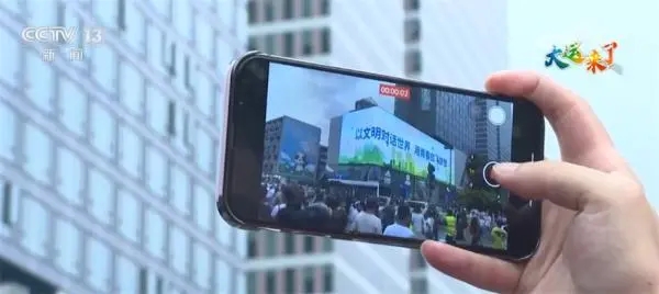 成都街頭多樣主題景觀洋溢濃厚“大運”氛圍