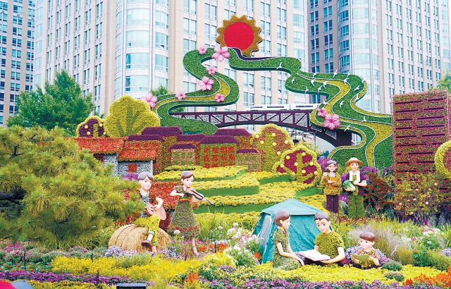 十里長街花團錦簇迎國慶佳節市民游客打卡賞花祝福祖國