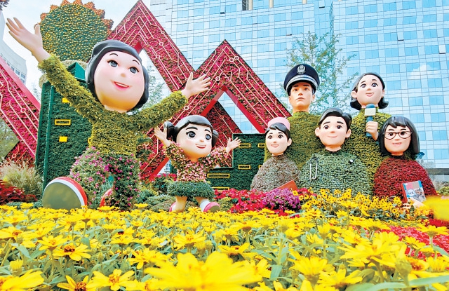 十里長街花團錦簇迎國慶佳節市民游客打卡賞花祝福祖國