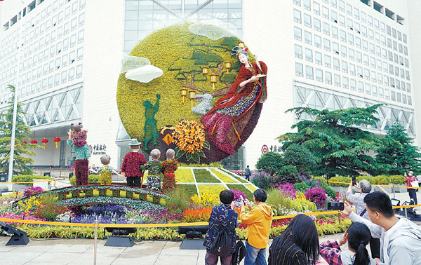 十里長街花團錦簇迎國慶佳節市民游客打卡賞花祝福祖國