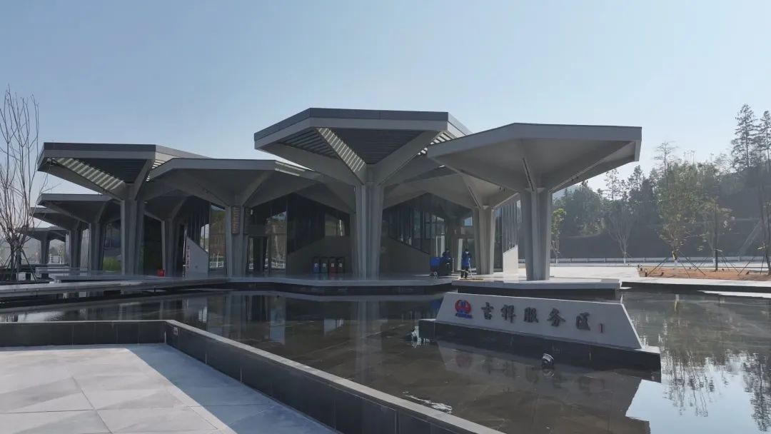綠韻盛景與貼心服務(wù)——龍尋高速吉祥服務(wù)區(qū)
