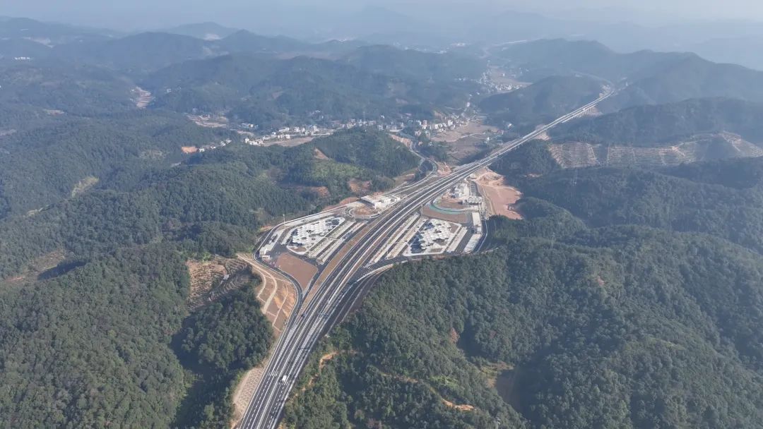 綠韻盛景與貼心服務(wù)——龍尋高速吉祥服務(wù)區(qū)