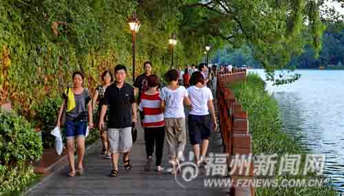 環(huán)西湖木棧道每天吸引眾多市民慢步鍛煉