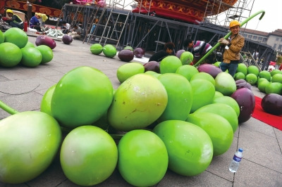 一粒粒葡萄大如西瓜，正待工人們拼裝。