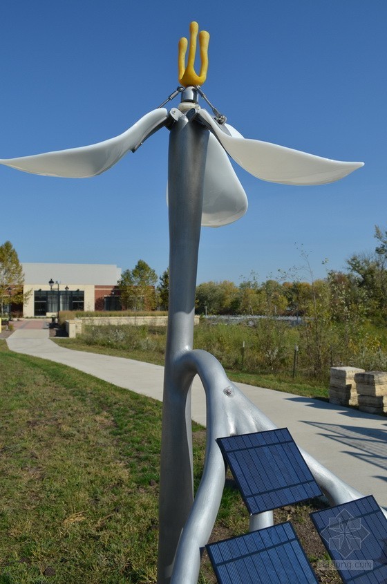 美國(guó)愛(ài)荷華州太陽(yáng)能延齡草花朵雕塑