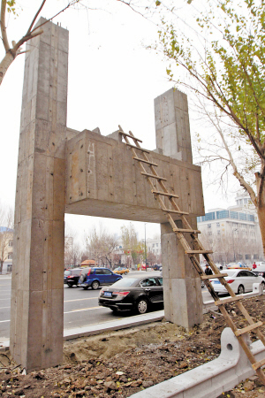 學府路上正在修建的一座人行過街天橋。劉玉璽 攝