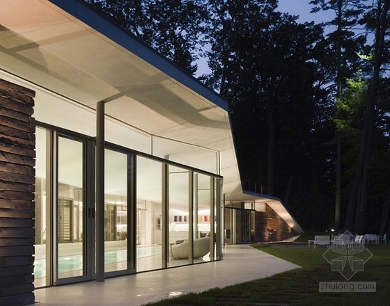 GLUCK設計的紐約綠色屋頂游泳館