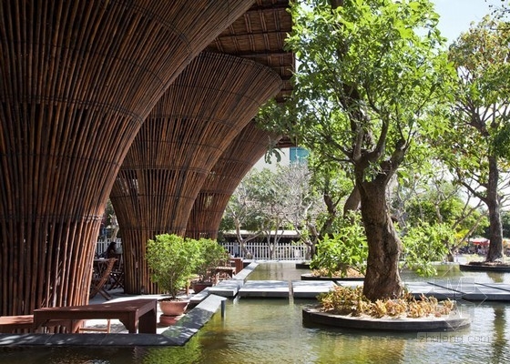 用竹型塔器建成的越南KontumIndochine咖啡館