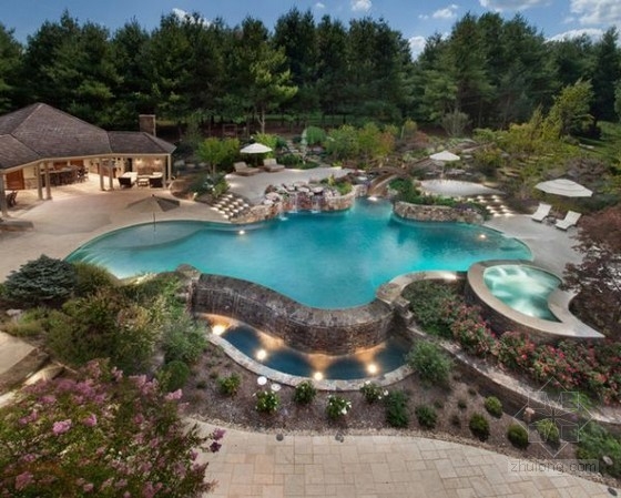 自由形態(tài)泳池的景觀設(shè)計(jì)