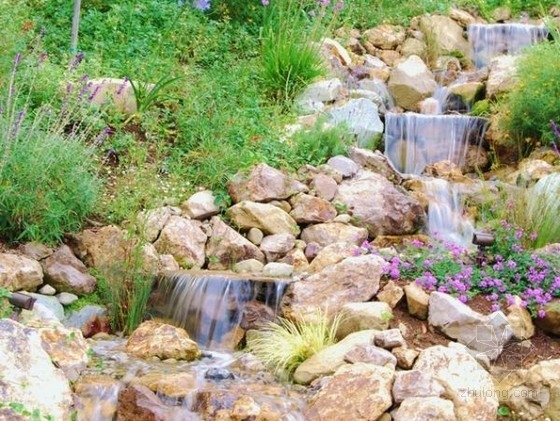 庭院內獨特的瀑布景觀設計