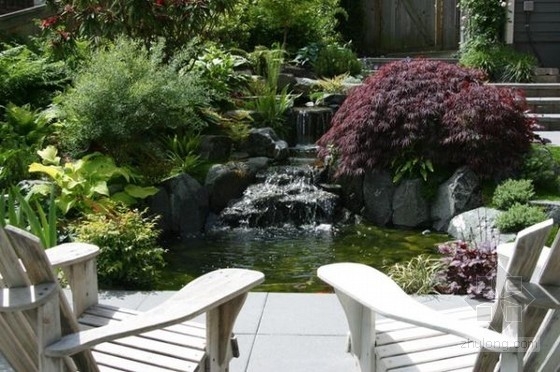 庭院內獨特的瀑布景觀設計