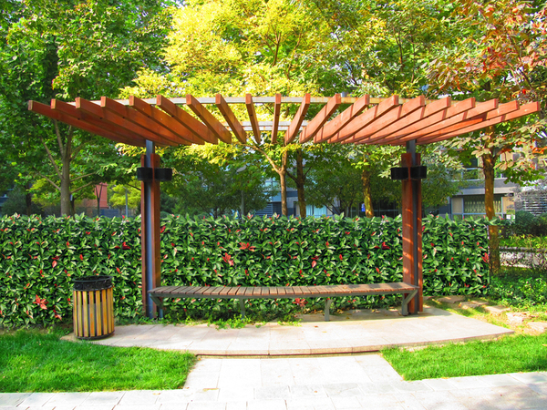 可是對于我們的生命活動卻有著舉足輕重的作用。如同食物中的維生素一樣，有人稱之為“空氣維生素”，更有人認為負氧離子與人類長壽有關，稱它為“長壽素”。其實，我們可以感受到負氧離子的存在。