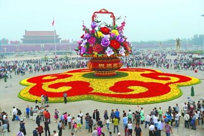9月25日上午,中心花壇擺放完成