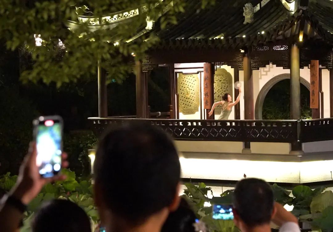 夜公園如何避免同質(zhì)化？上海500歲古園林嘗試穿越